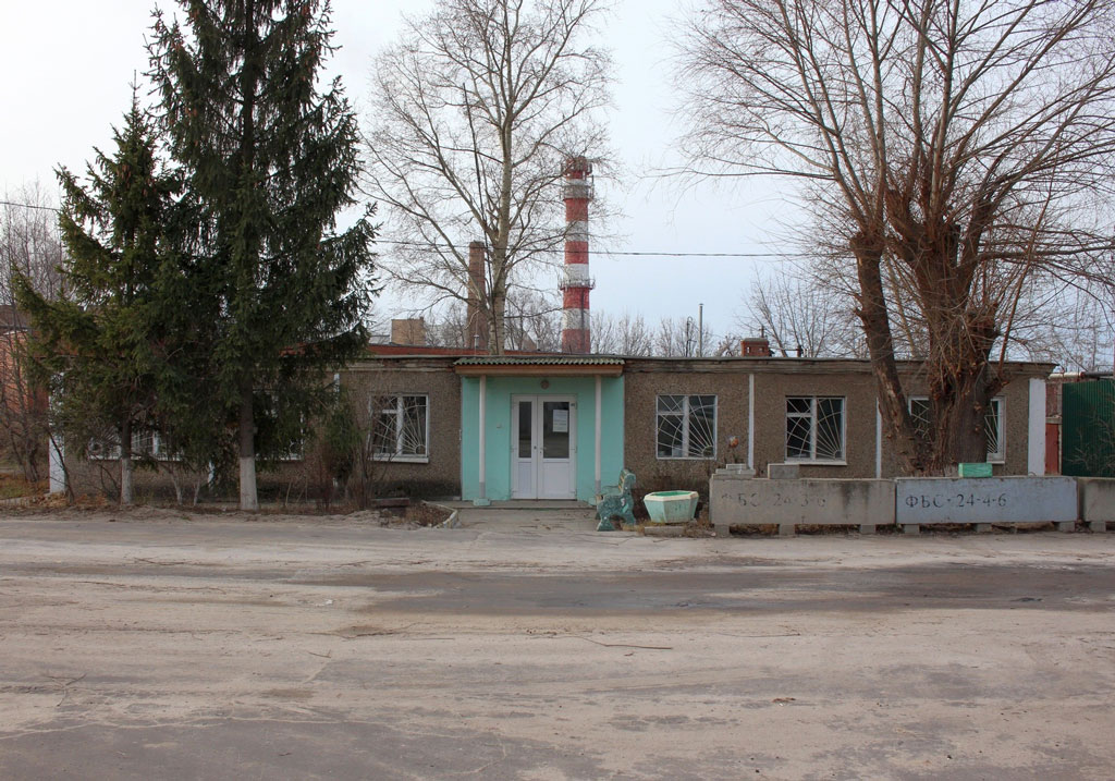 Административно-бытовое здание (слева, перед КПП)